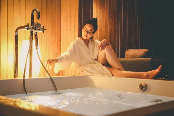 femme devant jacuzzi