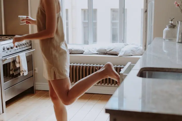 femme en pyjama devant radiateur