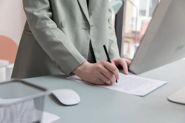 personne signe contrat