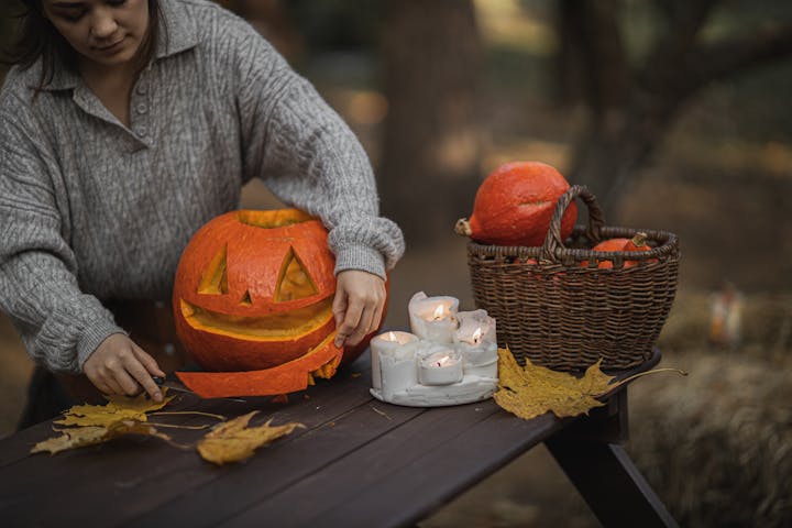 femme avec citrouille halloween et bougies