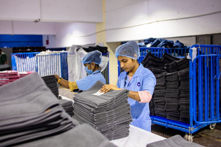 ouvrières fabriquant jean