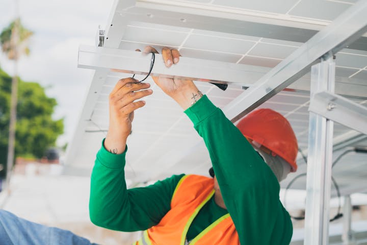 Installateur de panneau solaire en orange et vert