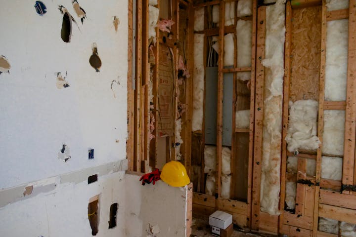 mur rempli d'isolant