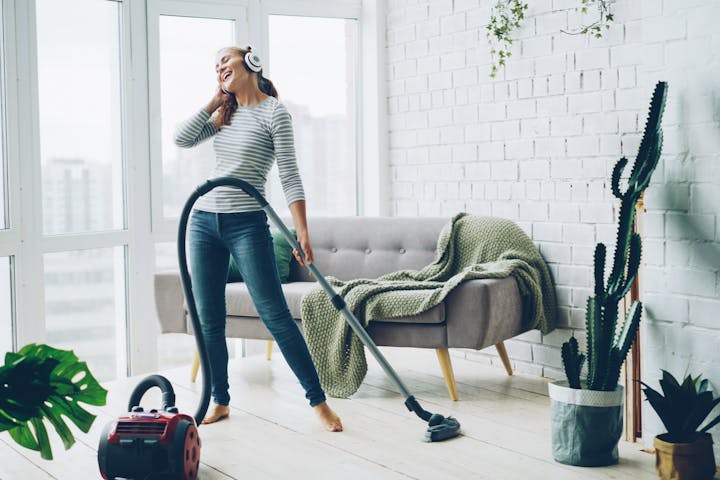 femme qui passe aspirateur salon