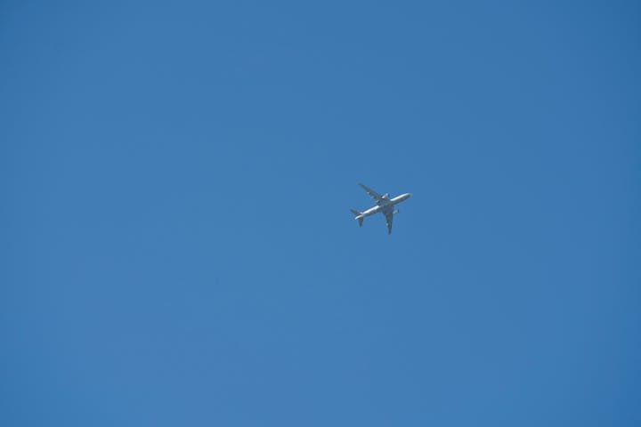avion dans le ciel