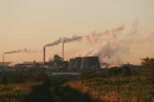 usines crachant de la fumée